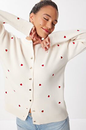 Štýlový pletený kardigan s výšivkou srdca na gombíky LNX0008 KRÉMOVÝ