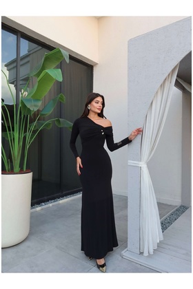 فستان ماكسي بكتف واحد مع إكسسوارات حجرية