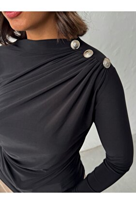 Жіноча чорна блузка з коміром-човником, ґудзиками на плечах і довгими рукавами з пісочного кольору тканини