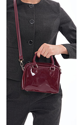 حقيبة كتف نسائية لامعة من الجلد اللامع باللون العنابي مع حزام طويل مبطن