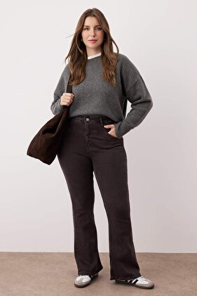 Smeđe farmerke sa visokim strukom, udobnim šavovima i detaljnim zvonastim nogavicama TBBSS24CJ00003