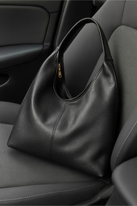 Dámská ležérní velká černá taška přes rameno a kabelka s měkkou texturou