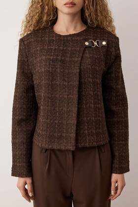 سترة منسوجة من التويد مع إغلاق بملحقات بنية اللون TWOAW26CE00069