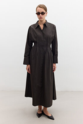 فستان قميص بتفاصيل طيات بلون الشوكولاتة