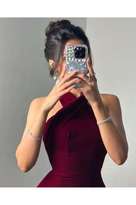 فستان احمر قطيفة