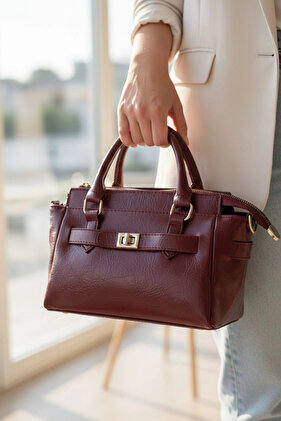 حقيبة يد نسائية وحقيبة كتف بتفاصيل قفل أمامي من الجلد باللون العنابي