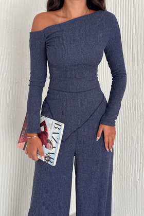 طقم بلوزة وبنطلون بأكتاف منسدلة - تفاصيل ملفوفة