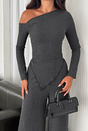 طقم بلوزة وبنطلون بأكتاف منسدلة - تفاصيل ملفوفة