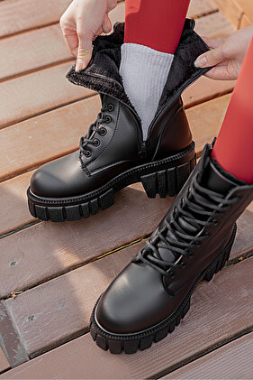 Magas talpú, cipzáras, szőrmével bélelt női csizma