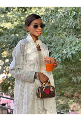 عباية من الكتان الأبيض مع تطريز وردي فاتح، ربع جرس