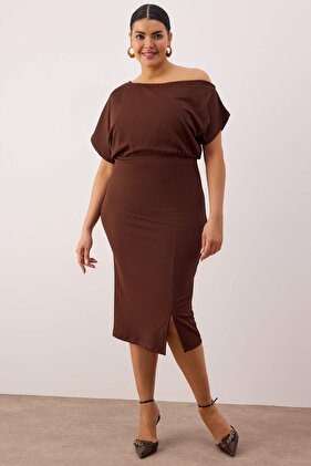 فستان بني بياقة غير متماثلة وفتحة من الكريب المحبوك مقاس كبير TBBSS24AH00083