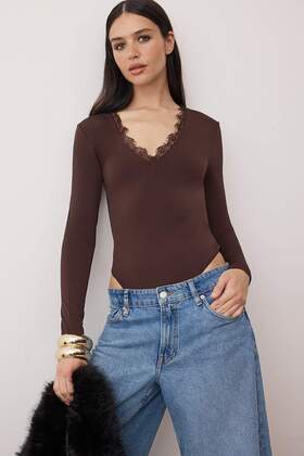 Braon pleteni bodi sa čipkastim okovratnikom TPRAW25BD00007