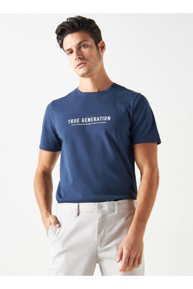 تي شيرت بيكيه بطبعة شعار مع رقبة دائرية وأكمام قصيرة