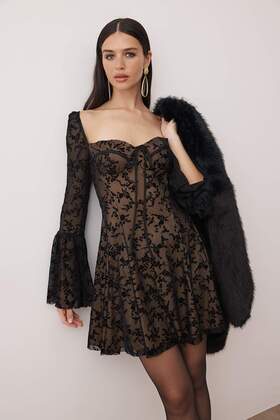 فستان قصير من الدانتيل ذو ياقة على شكل قلب باللون الأسود / فستان قصير أنيق/سهرة TPRAW26EL00085