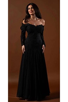 فستان من الدانتيل الأسود مع تنورة من التول