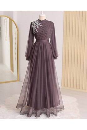 فستان سهرة من التول بحزام وثنيات مع تفاصيل حجرية على الجهة الأمامية