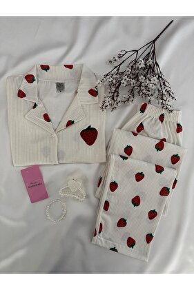 طقم بيجامة ناعم بتفاصيل فراولة مكون من قطعتين