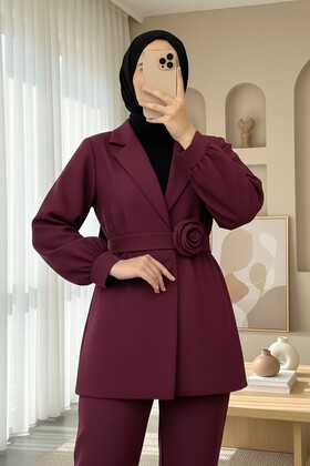 طقم بنطلون وسترة بياقة مزدوجة الصدر ومزين بحزام وردي - عنابي