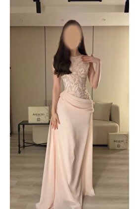 فستان سهرة طويل بتطريز يدوي – قصة ناعمة فخمة