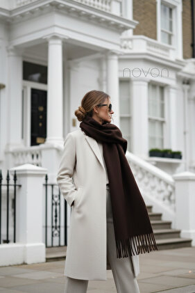 وشاح كلاين ذو الملمس الناعم مع تفاصيل شراشيب من الصوف عالي الجودة (195 × 45 سم)