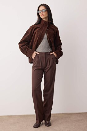 Ciemnobrązowe spodnie z prostym krojem i plisowanym materiałem TWOAW23PL00401