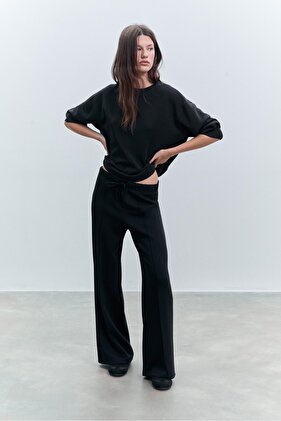 بنطلون جري واسع الساقين ناعم الملمس مع تفاصيل خياطة أمامية