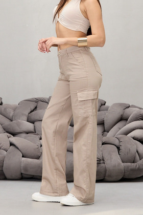 بنطلون ليكرا عالي الخصر وواسع الساق بجيب كارجو باللون البيج