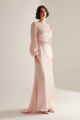 فستان سهرة بأكمام طويلة وذيل طويل من Komet