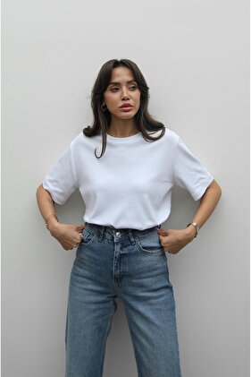 Λευκό μπλουζάκι με λαιμόκοψη από 100% βαμβάκι