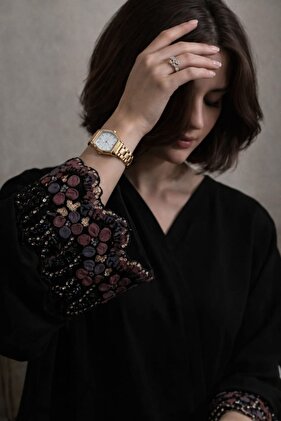 عباية إيلينا سوداء فاخرة بأزرار عملية وتطريز لامع – تصميم أنيق للمناسبات والدوام