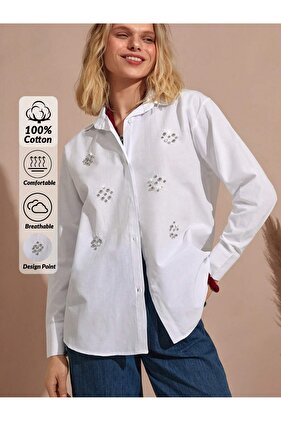 Біла сорочка з довгими рукавами та білими намистинами