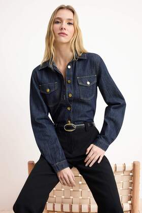 Tamnoplava košulja od 100% pamučnog denim materijala sa detaljnim dugmićima TWOSS26GO00004