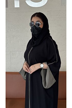 عباية سارة – فخامة الكريب بتفاصيل نقشة الهيرن بون