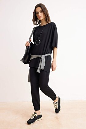 طقم بلوزة وبنطلون أسود برقبة دائرية وأكمام قصيرة من نوع Basic Jogger محبوك TWOSS24AU00120