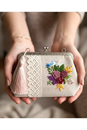 25x15 cm ölçülerinde El nakışlı , Vintage detaylı %100 El Yapımı Keten Çanta