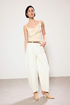 Trendyol Studio Collection Ecru Jeansy Barrel z wysokim stanem i detalami szwów TWOSS26JE00257
