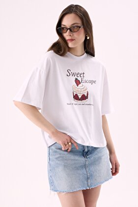 Crep kadın sweet escape yazı ve çilek baskılı bisiklet yaka kısa kollu t-shirt – oversize fit %100 p