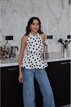 Biała bluzka z baskinką w kropki z motywem lelii.