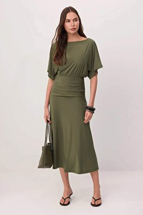Khakifarbenes, aus dem Taillenbereich ausgeschnittenes, kurzärmliges, elastisches Strickkleid mit U-Boot-Ausschnitt und Fledermausärmeln TWOSS26EL00496