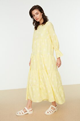 فستان منسوج بأكمام مطاطية مطبوع عليه زهور من القماش القطني الأصفر TCTSS21EL3441