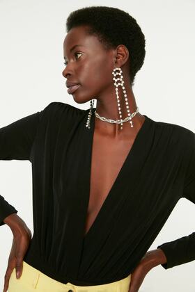 Czarny sweter z krzyżowanym dekoltem na Boże Narodzenie TPRAW22BD0161