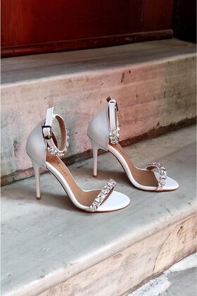 Beyaz Deri 11cm Tek Bant Bilek Taşlı Topuklu Kadın Ayakkabı