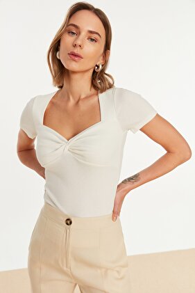 بلوزة منسوجة مضلعة وقابلة للتمدد بفتحة صدر على شكل قلب من إكرو TWOSS22BZ1221