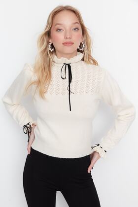 سترة تريكو إكرو ناعمة الملمس - مخرمة، شريط مثقوب وتفاصيل فيونكة TWOAW21KZ2355