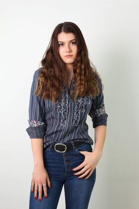 بلوزة نسائية رمادية شتوية مكشكشة