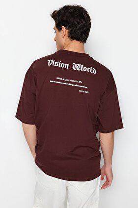 تي شيرت قطني بني كبير الحجم مطبوع عليه نص رقيق - TMNSS23TS00173