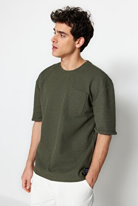 Khakifarbenes Oversize/Tailleschnitt-T-Shirt mit Rundhalsausschnitt, kurzen Ärmeln, Tasche und Etikettendetail TMNSS23TS00077