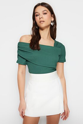 ياقة غير متماثلة باللون الأخضر الزمردي مناسبة/جسم محبوك سهل الارتداء TWOSS23BD00060