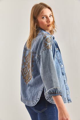 سترة نسائية من الدنيم بتفاصيل مطرزة