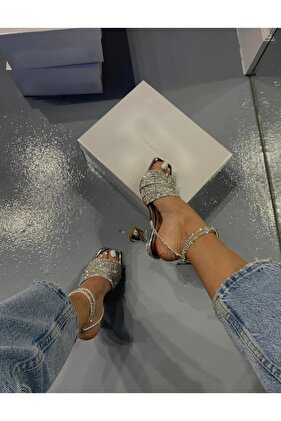 حذاء بكعب مرصع بحزام الكاحل